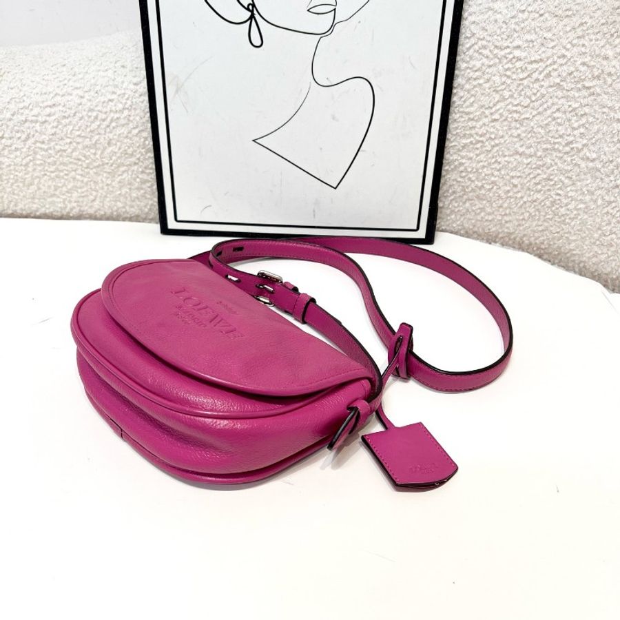 LOEWE 玫紅色皇冠半月斜挎包小號-4