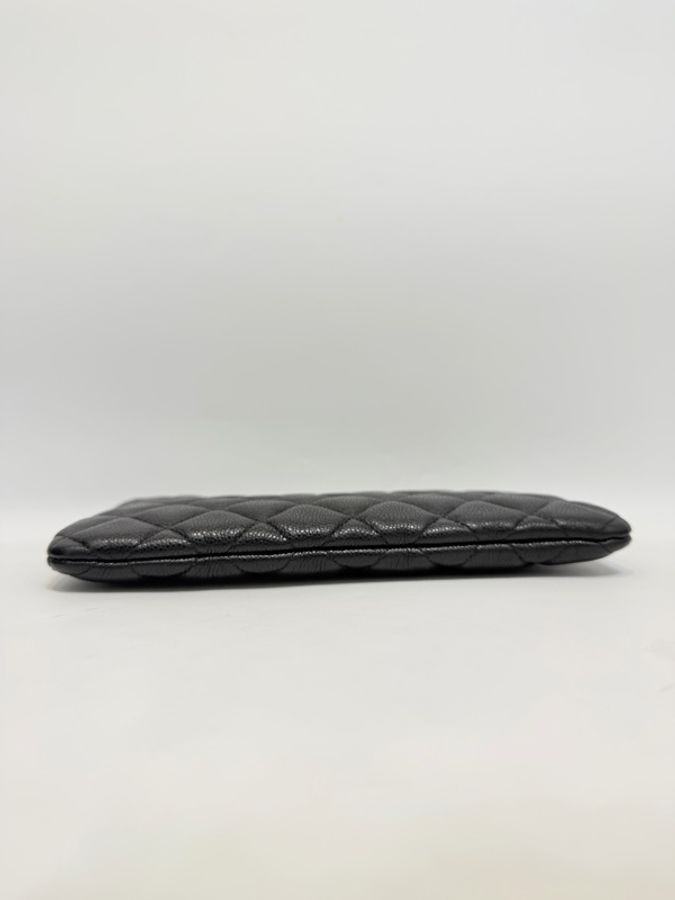 Chanel 黑荔枝皮金釦ㄧ字拉大零錢收納包-15