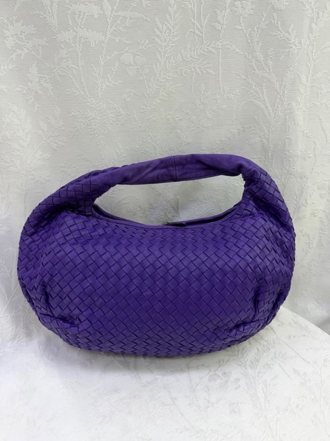 這款 Bottega Veneta Hobo 包採用品牌經典的紫色 Intrecciato 編織皮革製成-0