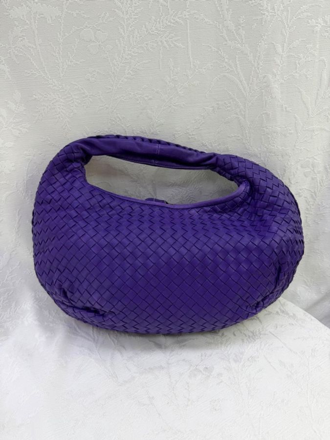 這款 Bottega Veneta Hobo 包採用品牌經典的紫色 Intrecciato 編織皮革製成-1