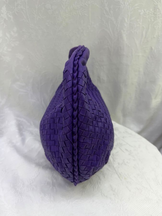 這款 Bottega Veneta Hobo 包採用品牌經典的紫色 Intrecciato 編織皮革製成-2