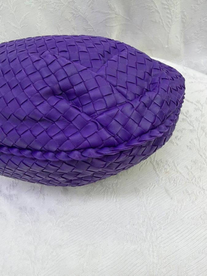 這款 Bottega Veneta Hobo 包採用品牌經典的紫色 Intrecciato 編織皮革製成-3