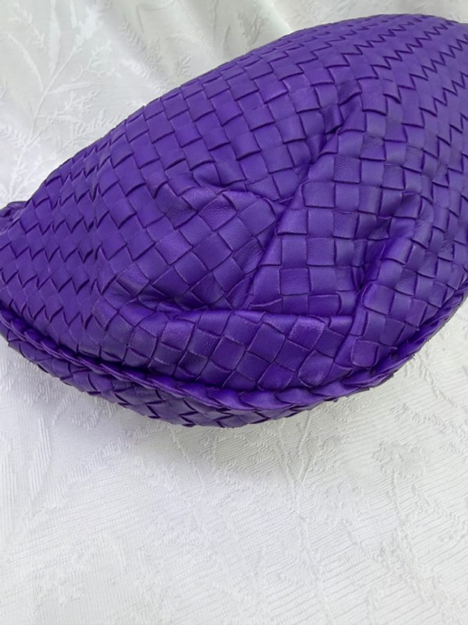 這款 Bottega Veneta Hobo 包採用品牌經典的紫色 Intrecciato 編織皮革製成-4