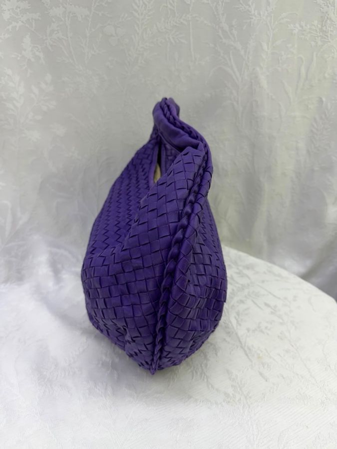 這款 Bottega Veneta Hobo 包採用品牌經典的紫色 Intrecciato 編織皮革製成-5