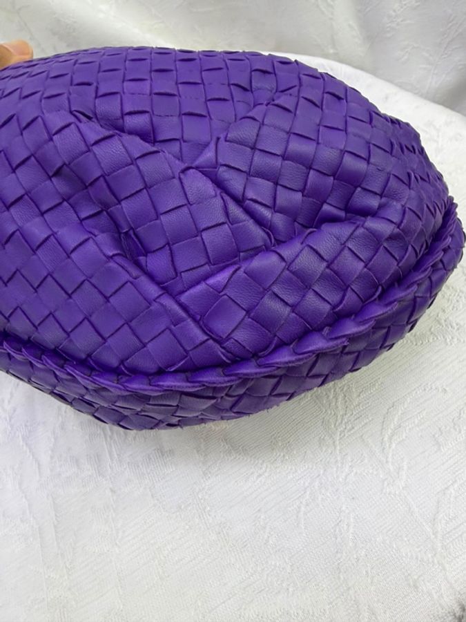這款 Bottega Veneta Hobo 包採用品牌經典的紫色 Intrecciato 編織皮革製成-6