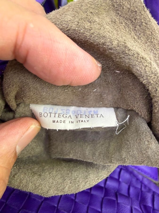 這款 Bottega Veneta Hobo 包採用品牌經典的紫色 Intrecciato 編織皮革製成-11