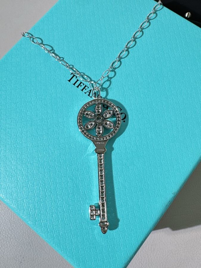Tiffany蒂芙尼 Keys Petals 太陽花滿鑽大號鑰匙項鍊-4