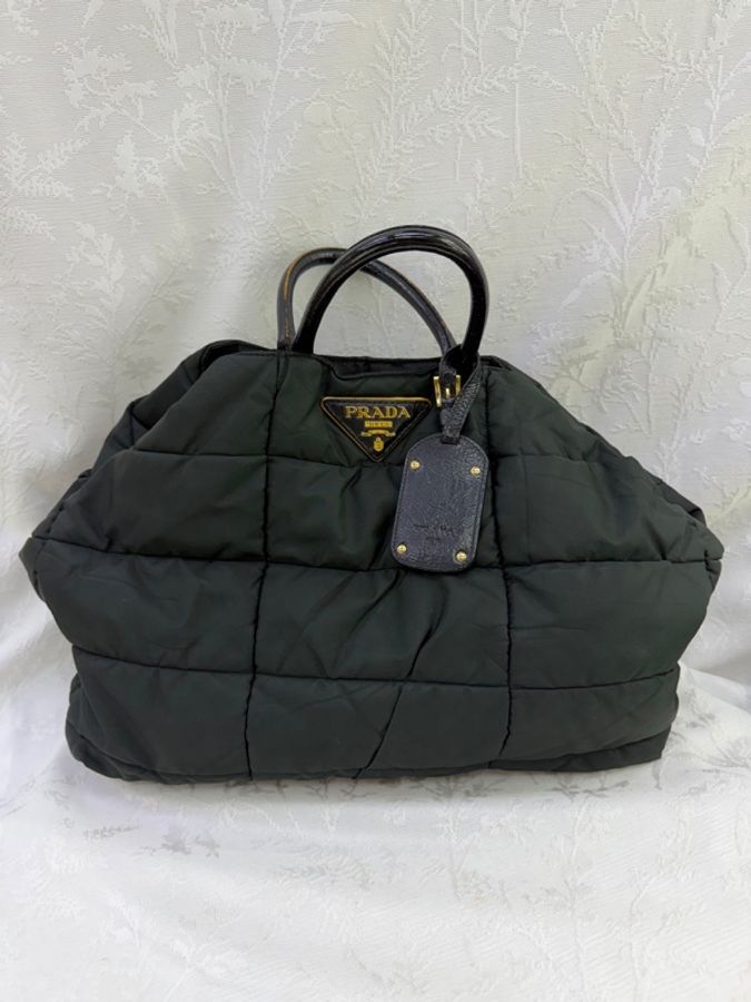 這是一款經典的 Prada 絎縫尼龍手提包-0