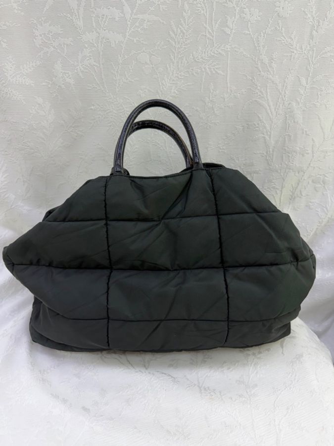 這是一款經典的 Prada 絎縫尼龍手提包-3
