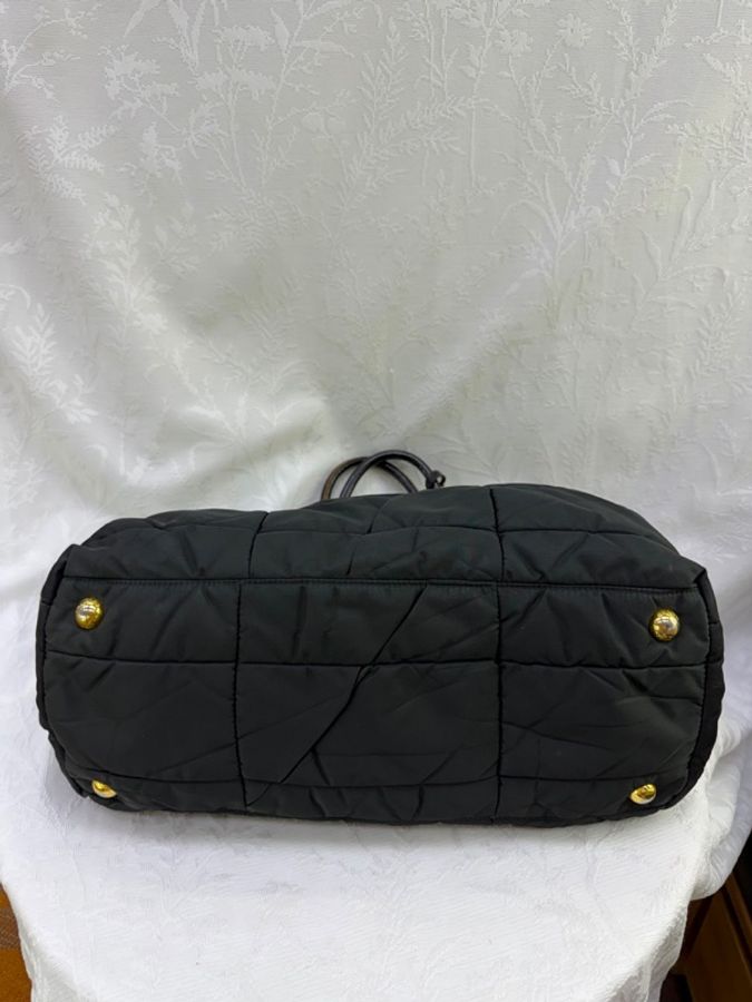 這是一款經典的 Prada 絎縫尼龍手提包-7