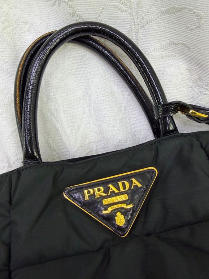 這是一款經典的 Prada 絎縫尼龍手提包-10