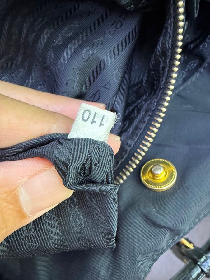 這是一款經典的 Prada 絎縫尼龍手提包-11