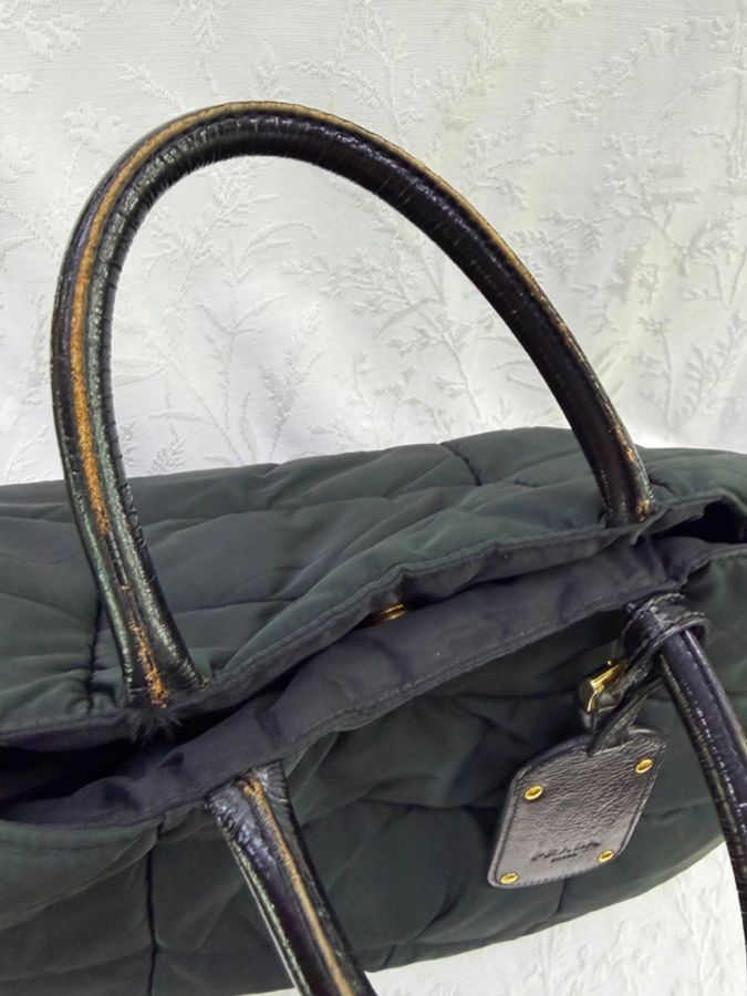 這是一款經典的 Prada 絎縫尼龍手提包-12