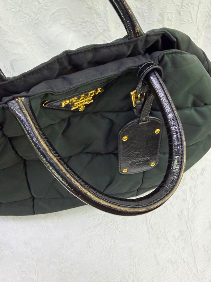 這是一款經典的 Prada 絎縫尼龍手提包-15