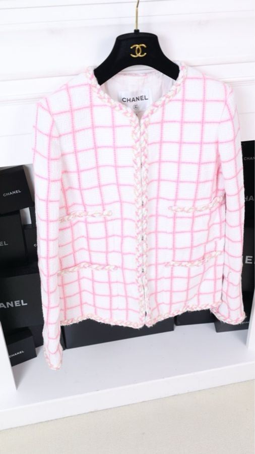 Chanel23C早春度假秀款粉白格纹钻扣四口袋外套-2