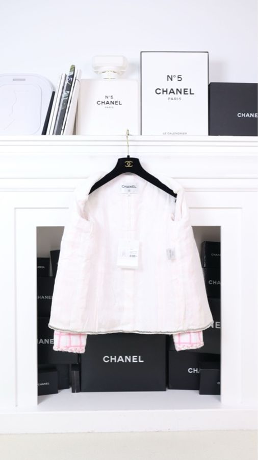 Chanel23C早春度假秀款粉白格纹钻扣四口袋外套-4