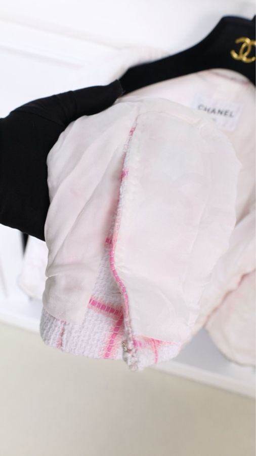Chanel23C早春度假秀款粉白格纹钻扣四口袋外套-25