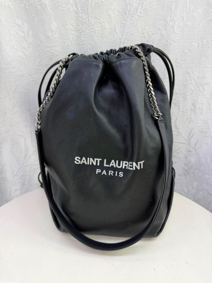 這是聖羅蘭（Saint Laurent）的黑色 Teddy 皮革水桶包-0