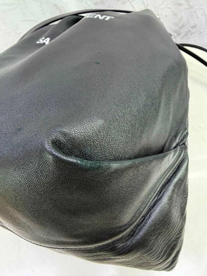 這是聖羅蘭（Saint Laurent）的黑色 Teddy 皮革水桶包-2