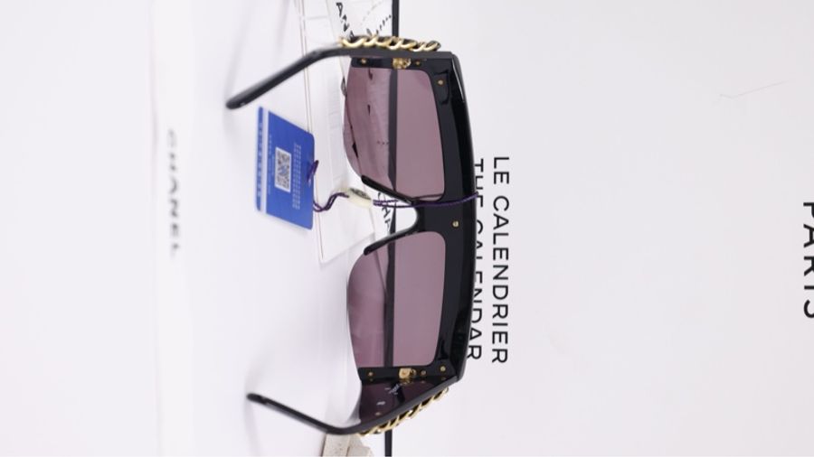 Chanel 92年秀款黑金皮穿链酒红色镜框宽腿墨镜-2