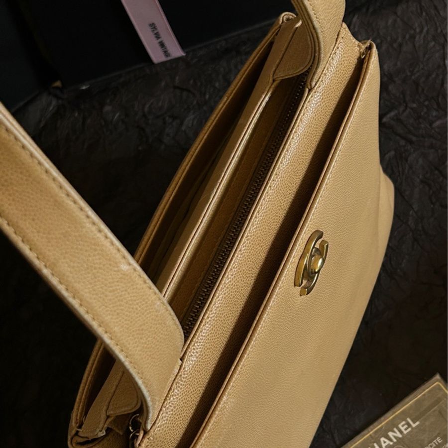 Chanel • 經典奶茶色荔枝牛皮金釦Kelly單肩包 🈶保卡-5