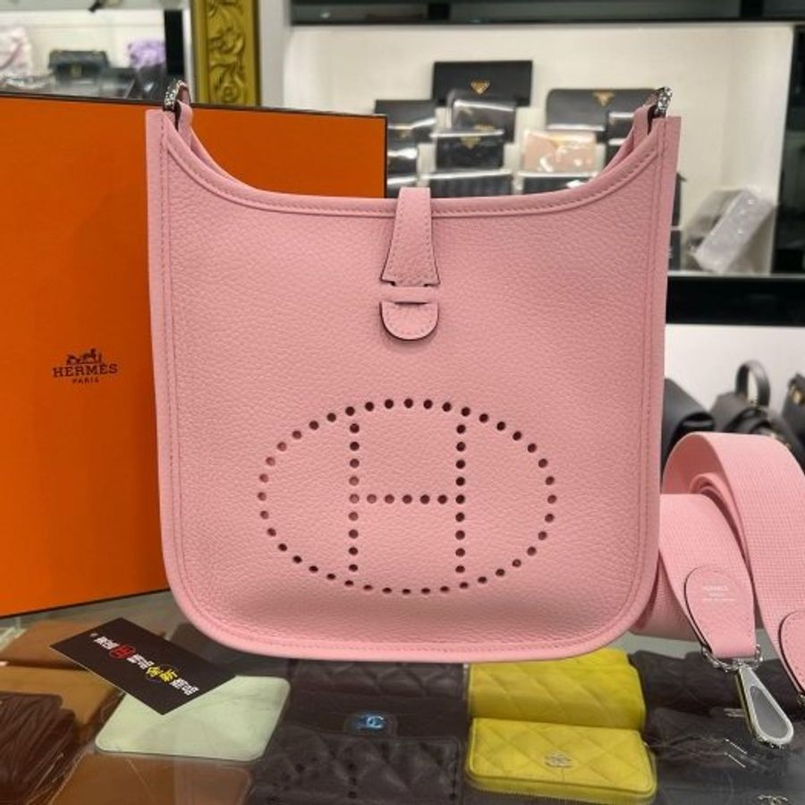 東區正精品㊣HERMES MINI EVELYNE 23cm 最新款全新愛馬仕粉色全皮H 洞洞銀釦迷你斜背包 K刻 RZ6563-0