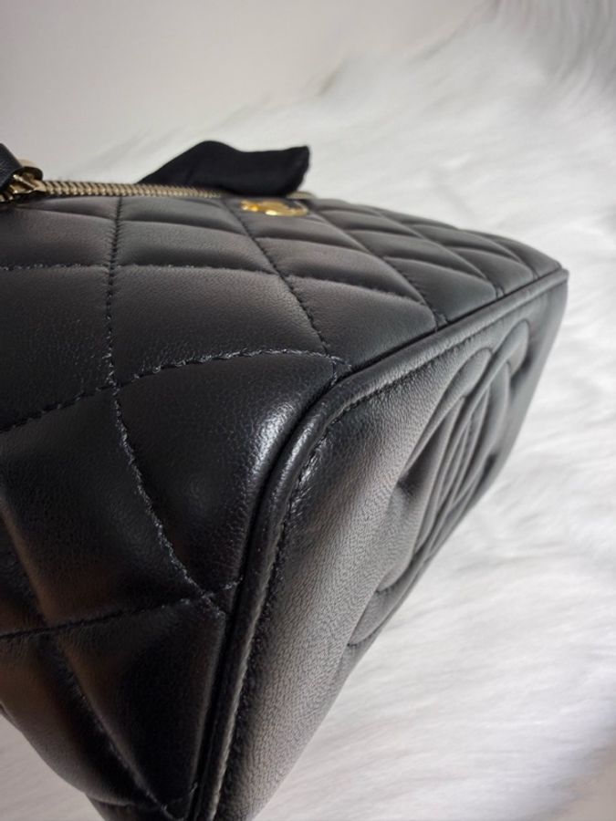 香奈兒 Chanel 金球化妝盒 黑金羊皮 金色鏈條+金球24年 尺寸：16×10×8。-11