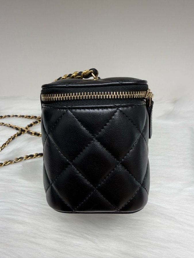 香奈兒 Chanel 金球化妝盒 黑金羊皮 金色鏈條+金球24年 尺寸：16×10×8。-16