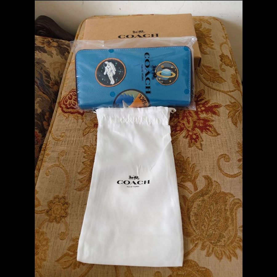 Coach x Disney 幾乎全新 正版現貨 微倉庫折舊 宇宙 隔層卡層多 真皮包身 長夾 手拿包 請看商品敘述-6