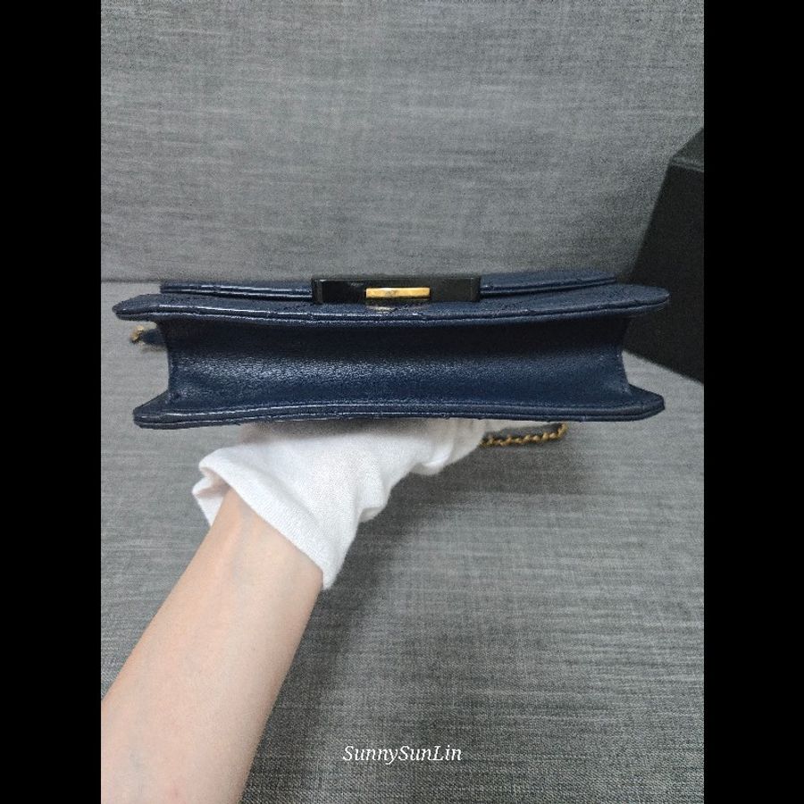 CHANEL 香奈兒 絕版黑色壓克力金扣 深藍菱格紋口蓋鏈條包-9