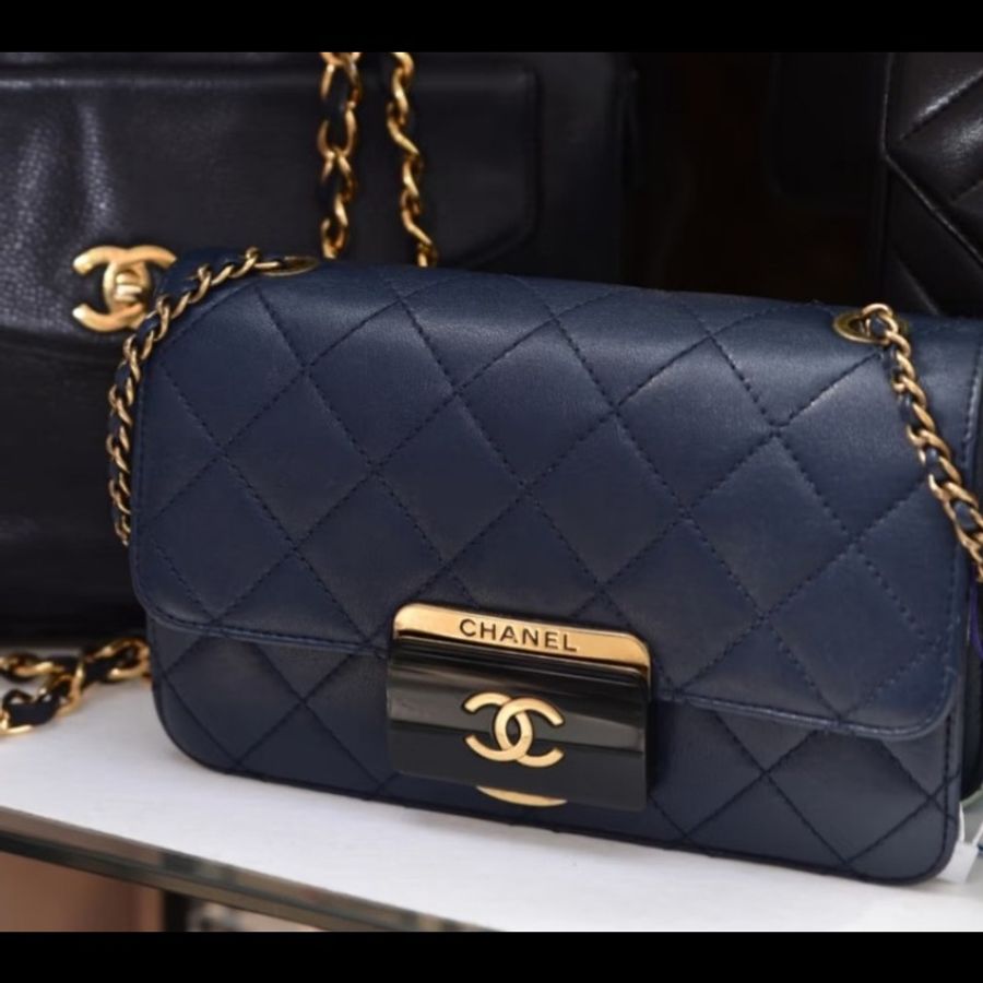 CHANEL 香奈兒 絕版黑色壓克力金扣 深藍菱格紋口蓋鏈條包-0