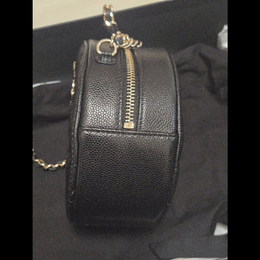 香奈兒 CHANEL 黑色荔枝牛皮 皮穿鏈雙C logo 圓餅包 斜背包-6