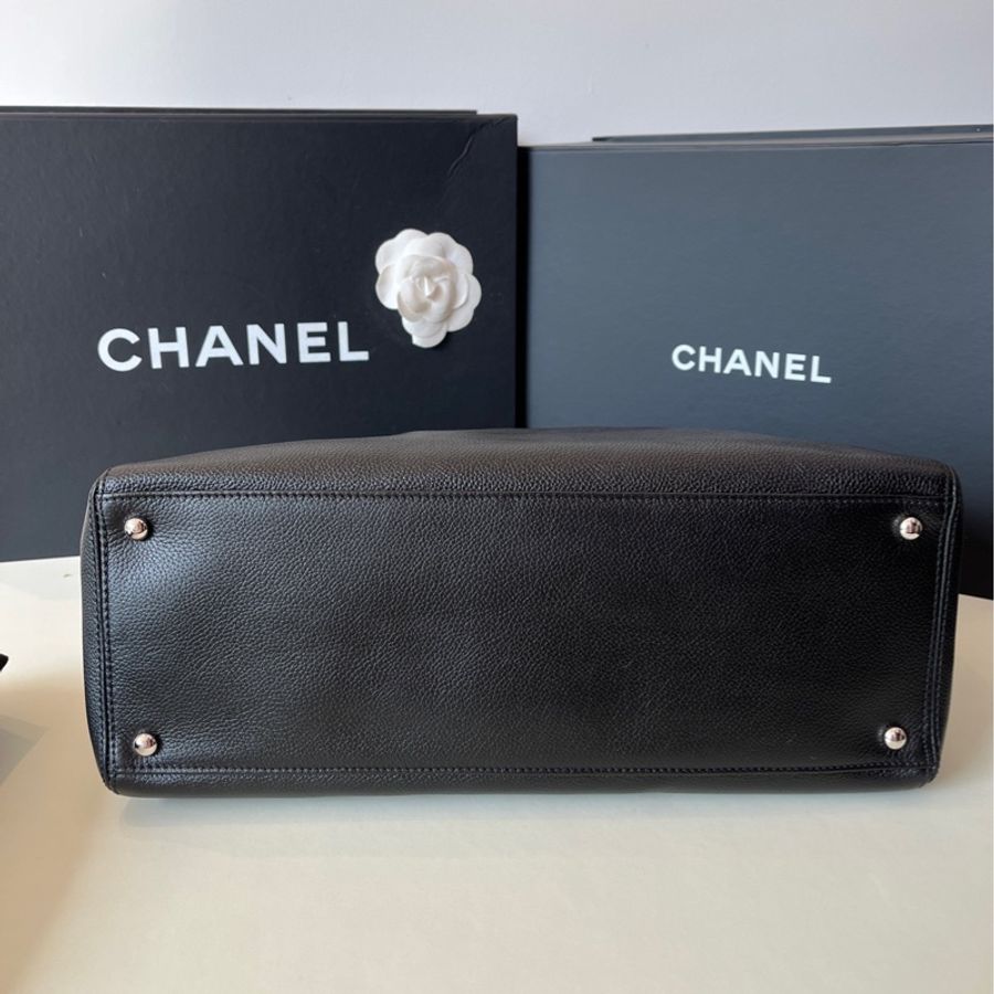 Chanel 黑銀細紋牛皮cerf 中號 12開 附件:塵袋 肩帶 子袋 卡 尺寸約36*23.5*14。-4