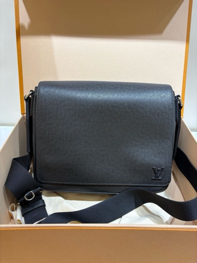 99新Louis Vuitton/路易威登 District 小號男士單肩包 NBA球星同款,黑色 Taiga 牛皮革,尺寸26×20×7cm-1