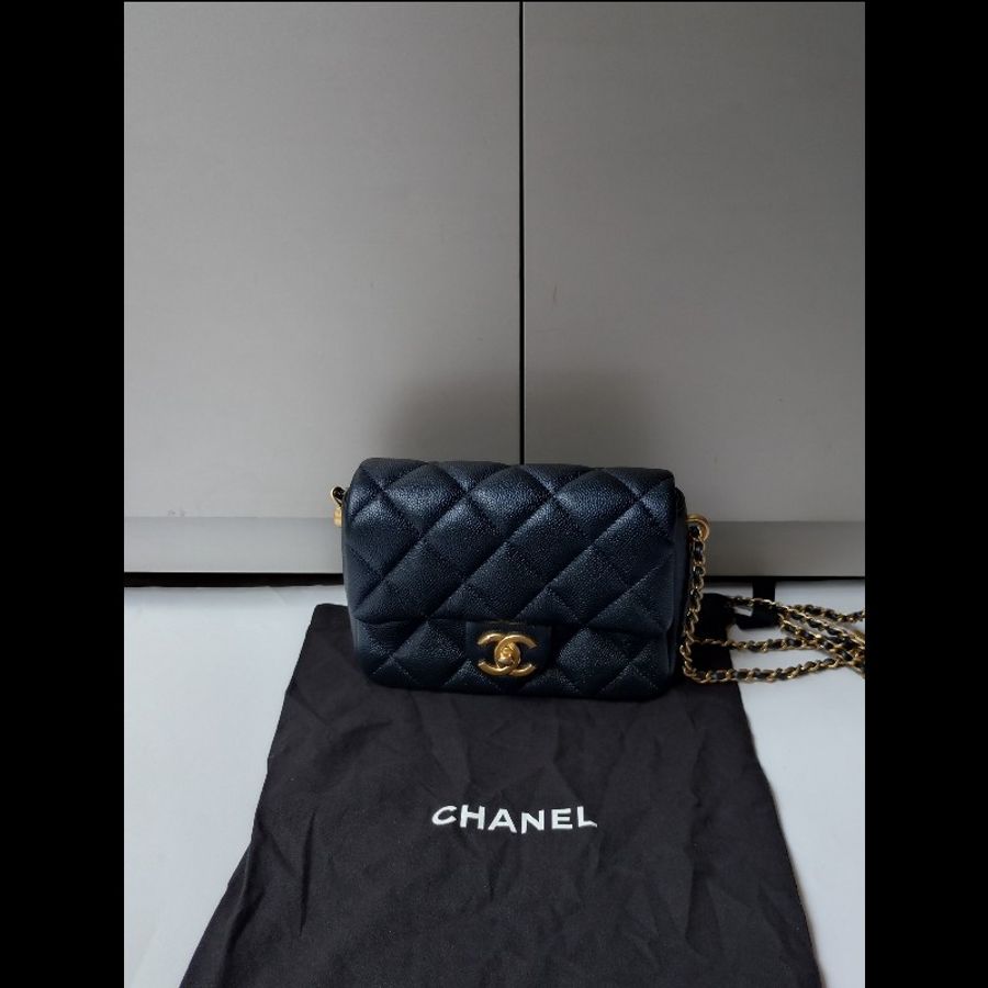 Chanel 金鍊剩深藍荔枝皮風衣調節釦口蓋包 方胖子 18-4