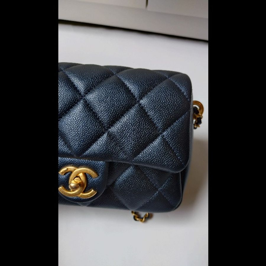 Chanel 金鍊剩深藍荔枝皮風衣調節釦口蓋包 方胖子 18-5