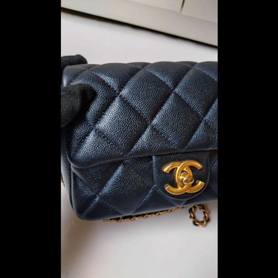 Chanel 金鍊剩深藍荔枝皮風衣調節釦口蓋包 方胖子 18-6