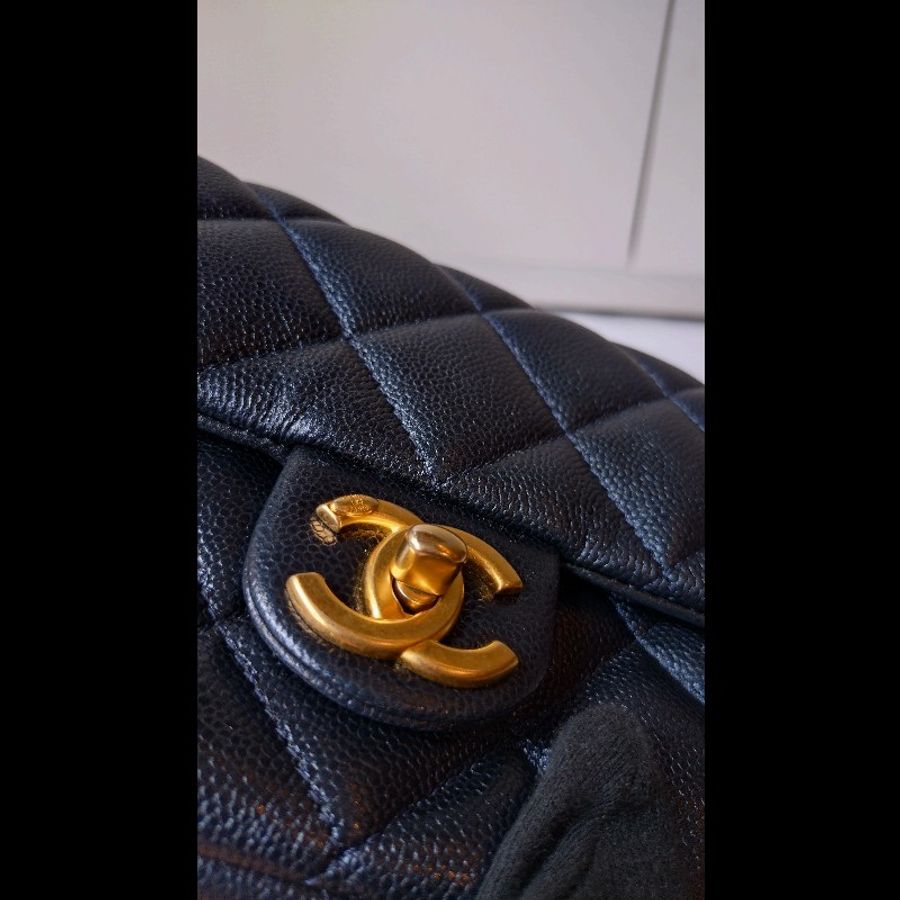 Chanel 金鍊剩深藍荔枝皮風衣調節釦口蓋包 方胖子 18-7
