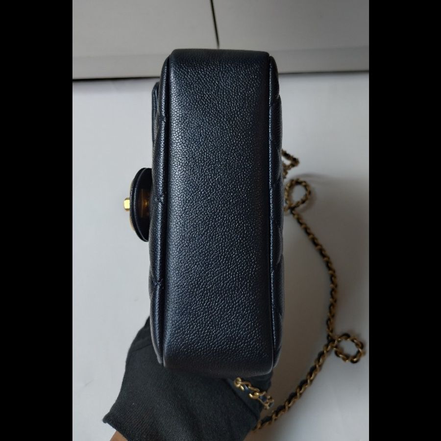 Chanel 金鍊剩深藍荔枝皮風衣調節釦口蓋包 方胖子 18-13