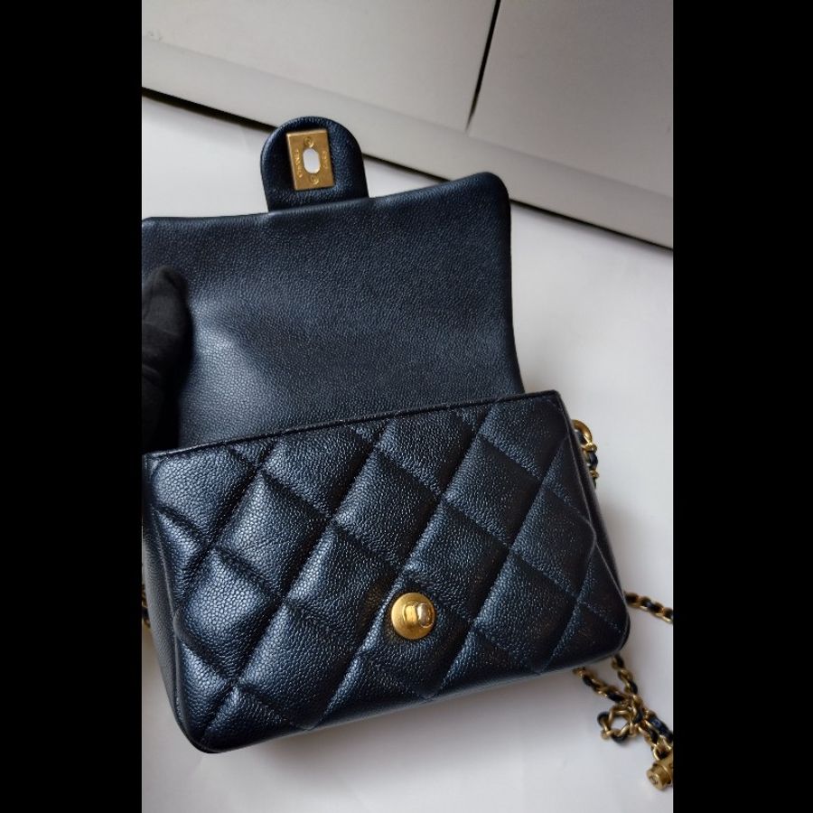 Chanel 金鍊剩深藍荔枝皮風衣調節釦口蓋包 方胖子 18-18
