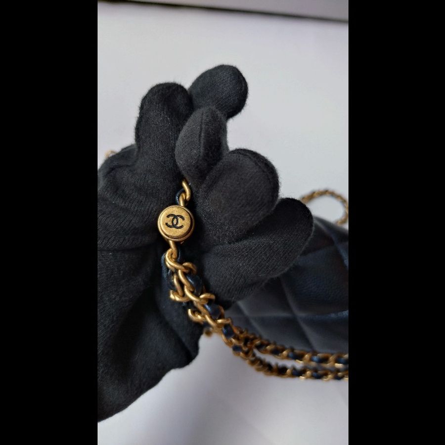 Chanel 金鍊剩深藍荔枝皮風衣調節釦口蓋包 方胖子 18-30