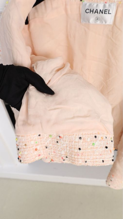 Chanel 19年沙滩系列秀款粉色糖豆琉璃扣两口袋外套FR36-19