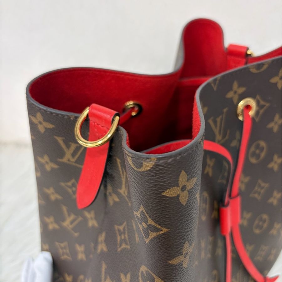 LV M44021 NEONOE 老花紅皮革水桶包 水桶包 肩背包 斜背包 香檳包-18
