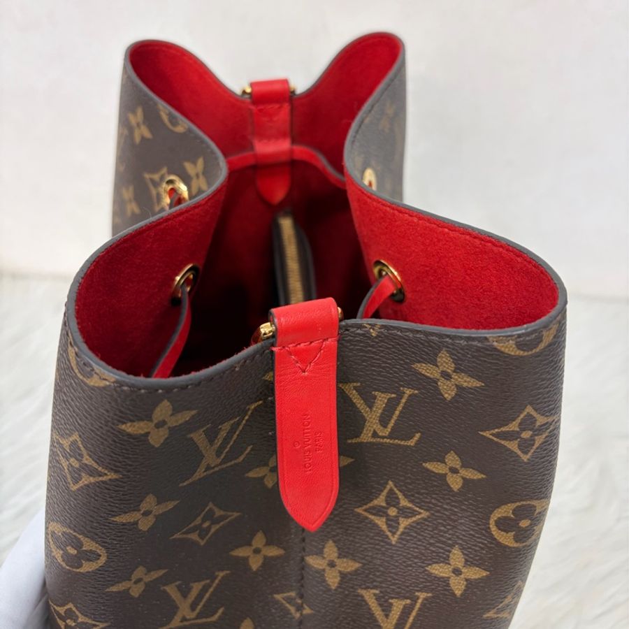 LV M44021 NEONOE 老花紅皮革水桶包 水桶包 肩背包 斜背包 香檳包-19