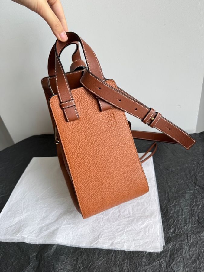 Loewe羅意威 Hammock小號吊床包,荔枝皮-1