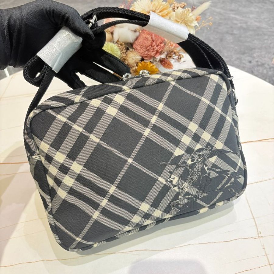 Burberry 黑色格紋戰馬相機斜背包-0