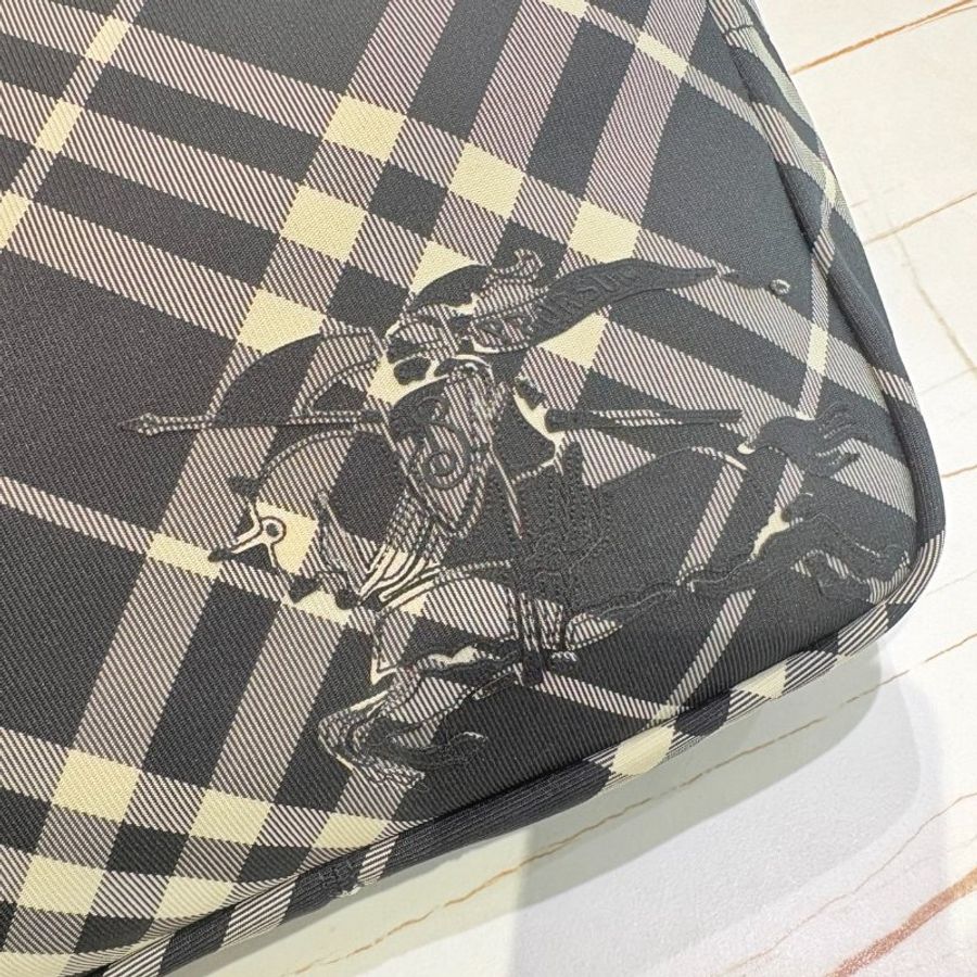 Burberry 黑色格紋戰馬相機斜背包-1