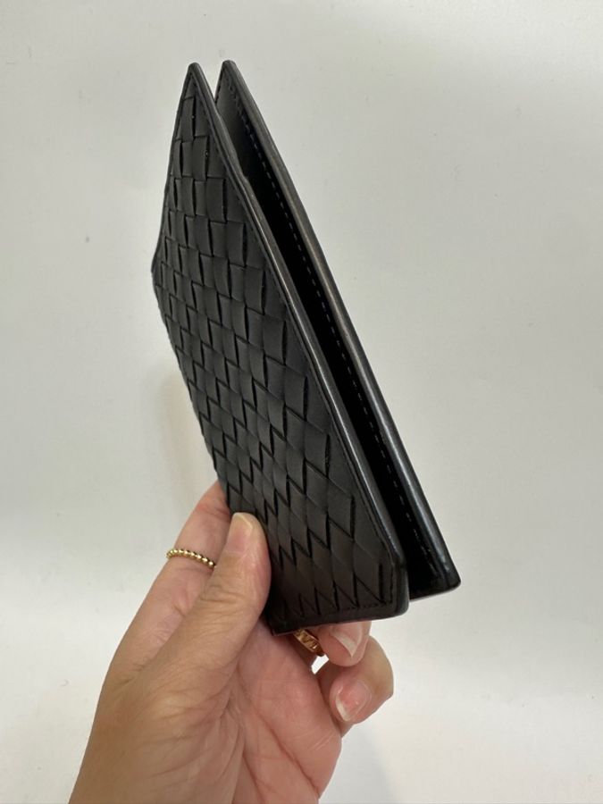 BV 黑小牛皮小編織對開護照夾-1