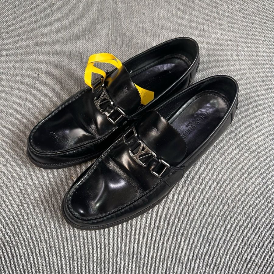 Louis Vuitton /路易威登 黑色亮面皮革LV金屬扣 樂福鞋 已贴底尺碼:42-0