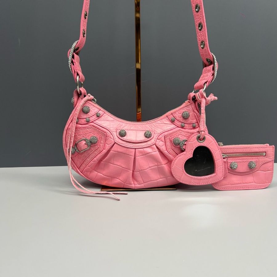 Balenciaga巴黎世家 粉色鱷魚壓紋鑽扣Le Cagole月牙包-0